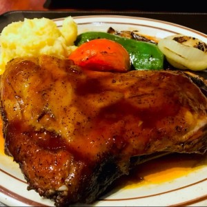 Costilla con pure de papas y vegetales a la parrilla