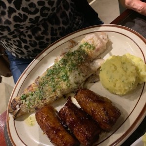 filete de corvina al ajillo