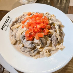RAVIOLI ABIERTO DE CARNE Y HONGOS