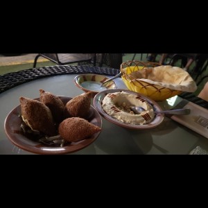Entradas, Hummus y Kibbe Frito