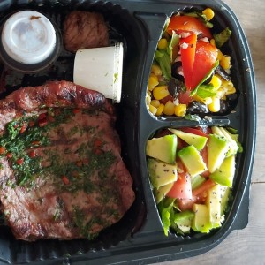 steak grill , ensalada de aguacate + ensalada griega
