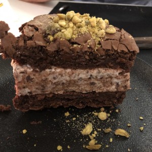 Brownie con helado de oreo y topping de pistachio