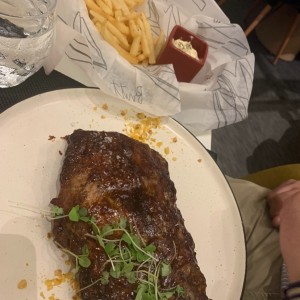 Meaty Ribs con Papas Trufadas
