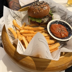 ANGUS BEEF BURGER CON Beyond Burger +$6