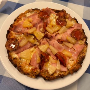 Pizza hawaiana con extra de peperoni y masa de almendra.