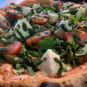 Tomates y queso. con pesto