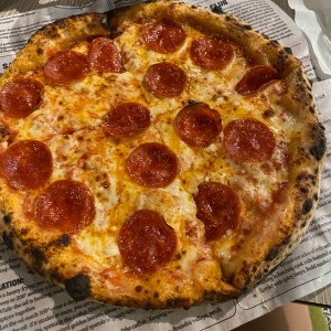pizza margarita con peperoni