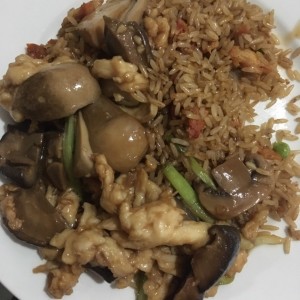 pollo con hongis y arroz con puerco