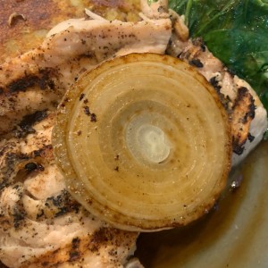 Pollo a la Parrilla con cebolla caramelizada