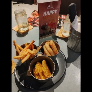 Patacones papitas y aros de cebolla 