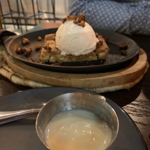 Butter Pecan Blondie con salsa de maple.