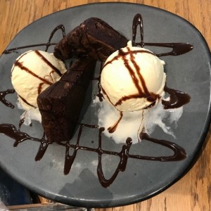brownie con helado