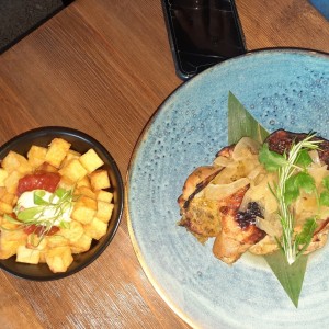 pollo y papas bravas