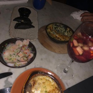 sopa de cebolla, camarones , dip de alcachofas, sangria