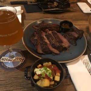 tomahawk con papas bravas