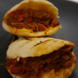 Arepas con ropa vieja
