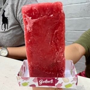 Paleta de fresa rellena de Leche condensada