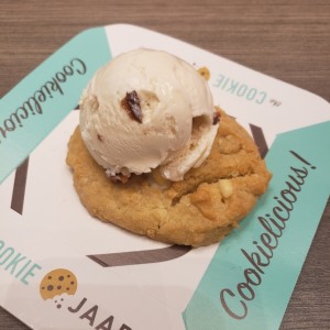 galleta de macadamia con helado de ron con pasas