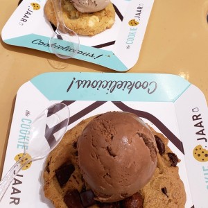 galleta XL de chocolate supreme con helado de chocolate belga;