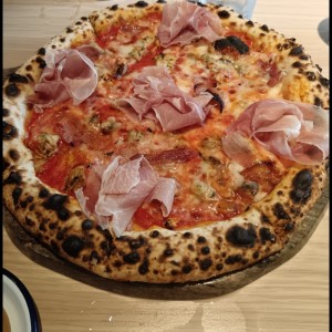 Pizza con pollo y prosciutto