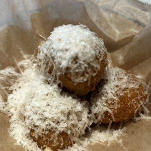 Arancinis cacio e pepe
