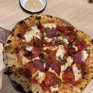 Pizzas Tradicionales - Pizza Carnivor