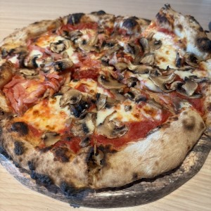 Pizzas Tradicionales - Pizza Prosciutto Funghi