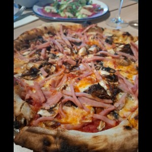 Pizzas Tradicionales - Pizza Prosciutto Funghi