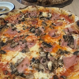 Pizzas Tradicionales - Pizza Prosciutto Funghi