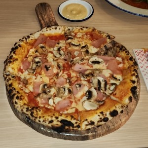 Pizzas Tradicionales - Pizza Prosciutto Funghi