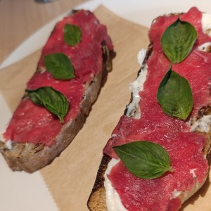 Crostini Di Carpaccio Al Tartufo