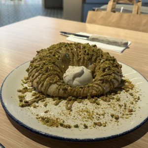 Postre: calzone de pistacho + nutella con helado de vainilla 