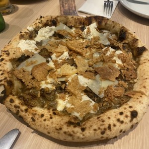 Pizza de truffa queso y hongos