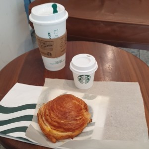 Bacon Gouda Bun Roll - chai latte y expresso