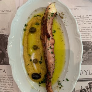 Xtapodi Sjaras, pulpo a la parrilla marinado con aceite de oliva