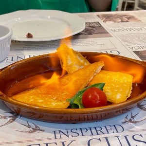 Saganaki Sjaras (Queso Kefalotyri al Grill Flambeado con Ouzo en su Mesa)