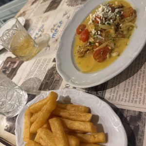 Psari Saganaki con papas fritas