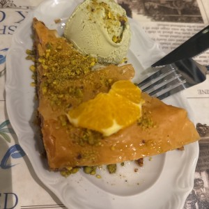 Postres - Baklava con helado de pistacho