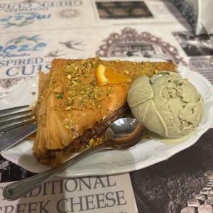 Postres - Baklava con helado de fistschio