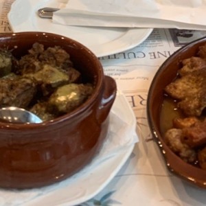 Cordero al horno y mixto de carnes en salsa de vino con mostaza