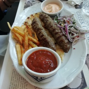 pinchos de cordero y pollo