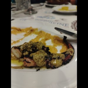 Tentáculos de Pulpo sobre cama de puré de arvejas 