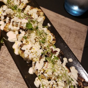 Entradas Calientes - Souvlaki de Coliflor