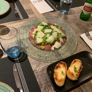 Delicioso carpaccio y pancitos con fondue de queso