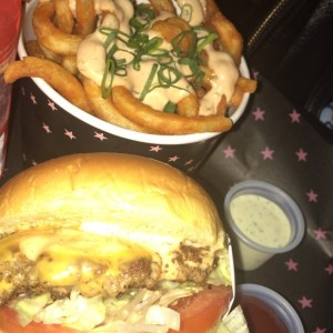 hamburguesa sencilla con papas curly