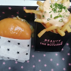 hamburguesa sencilla y papas