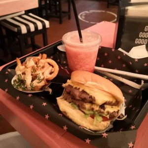 Muy buenas las papas. Hamburguesa doble carne.