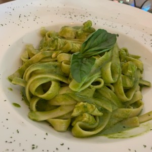 fetuccini al pesto con pollo