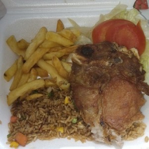 Combo 5 - Chuleta frita + arroz frito + papas fritas + ensalada + soda en lata