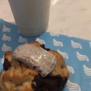 hershey blanco por dentro y por fuera marmolado de chocolte y vainilla
